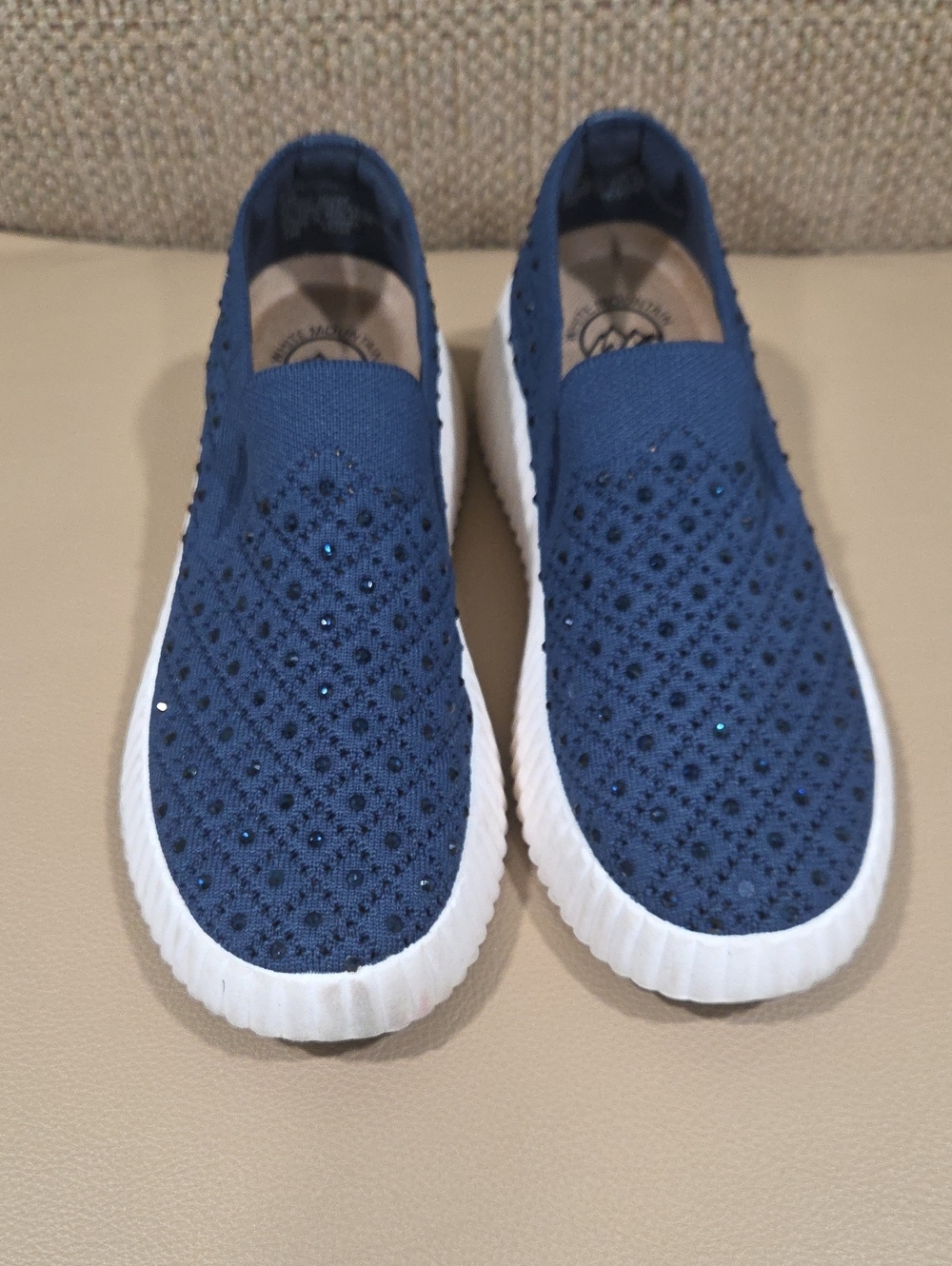 Womens White Mountain Slip-On Knit Sneakers in Navy Blue